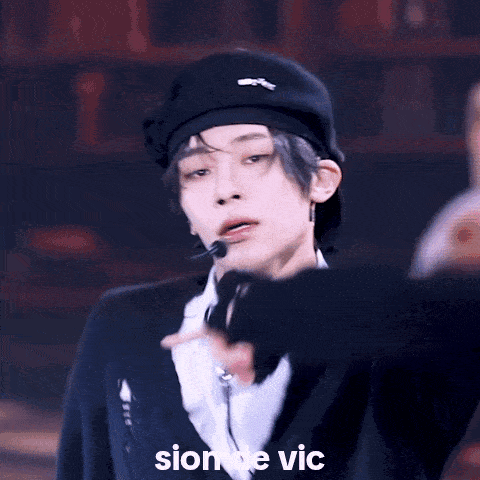 a man wearing a black hat with the words sion de vic below him
