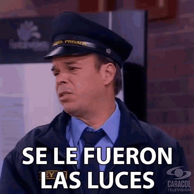 a man in a uniform says se le fueron las luces in spanish