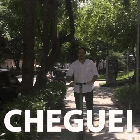 a man is riding a green scooter with the word cheguei written on it