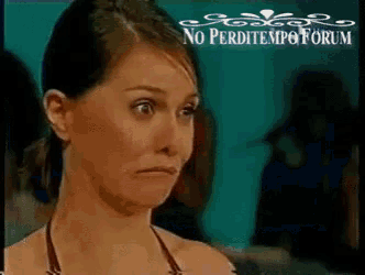 a woman is making a face in front of a no perditempo forum logo