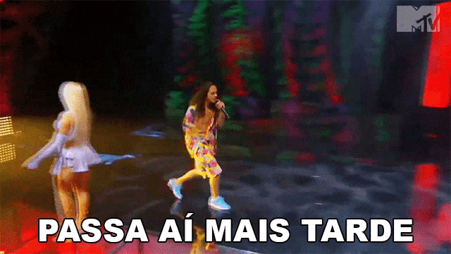 a man singing into a microphone on a stage with the words passa ai mais tarde below him