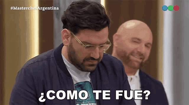 a man wearing glasses says " como te fue " in spanish