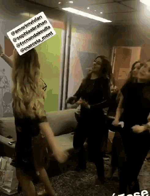 Vivian Amorim Dancing GIF - Vivian Amorim Dancing Selfie GIFs