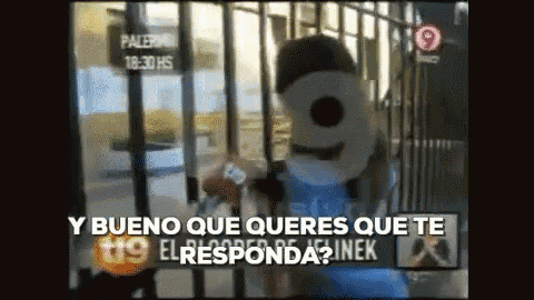a tv screen shows a stuffed animal with the words bueno que queres que te el responda on it