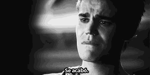 a man is crying in a black and white photo with a caption that says se acaba