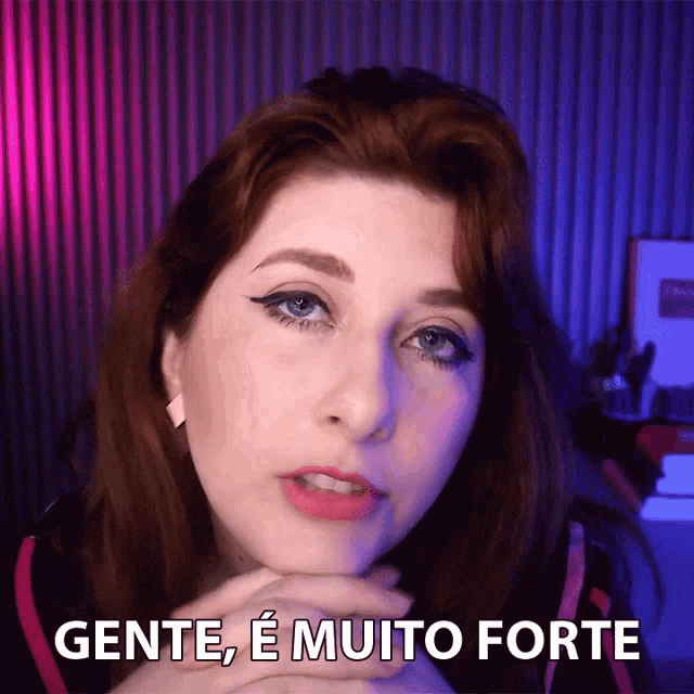 a close up of a woman 's face with the words gente e muito forte below her