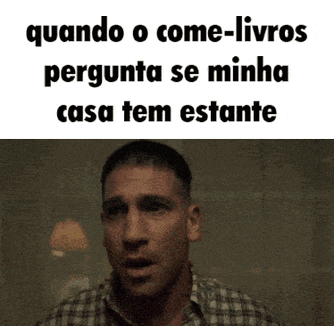 a man in a plaid shirt has a surprised look on his face and the words quando o come-livros pergunta se minha
