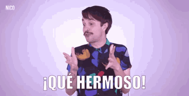 a man in a colorful shirt says que hermoso in spanish