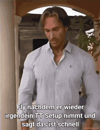 a man in a striped shirt says fly nachdem er wieder irgendein tt setup nimmt and sagt das ist schnell