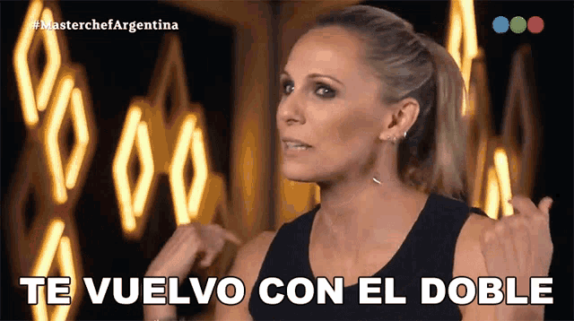 a woman says te vuelvo con el doble in front of a neon sign