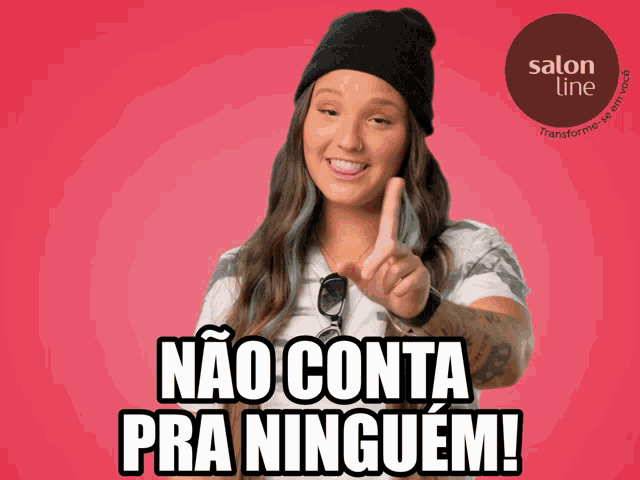 a woman pointing at the camera with the words não conta pra ninguem
