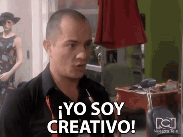 a man says yo soy creativo in a spanish language