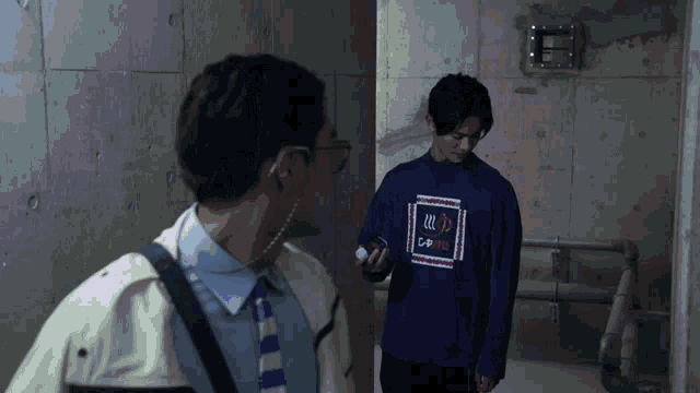 a man wearing a blue shirt that says ' lp ' on it