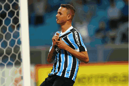 a soccer player wearing a blue and black striped shirt with the word tamontima on it