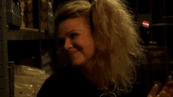 a woman with blonde hair is smiling in front of a blondinen sticker