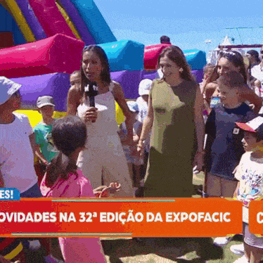 a group of people standing in front of a sign that says novidades na 32a edicao da expofacic