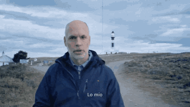 a man in a blue jacket says lo mio in spanish