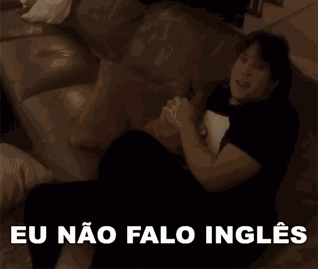 a man laying on a couch with the words eu nao falo ingles written above him