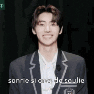a young man in a suit and tie is smiling and says sonrie si eres de soulie .