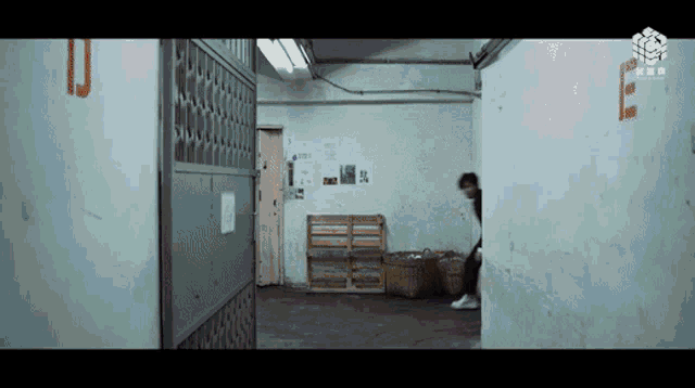 a room with a sign on the wall that says ' e ' on it