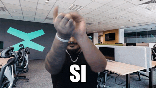 a man wearing a black shirt that says si