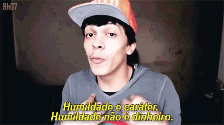 a young man wearing a hat says humildade e carater humildade nao e dinheiro