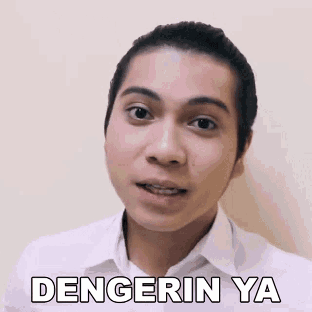 a man in a white shirt is making a funny face and says ' dengarin ya '