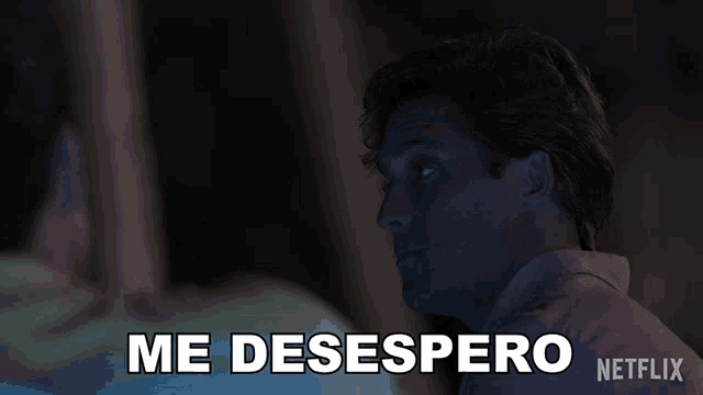 a man in a pink shirt says me desespero netflix on the bottom