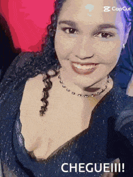 a woman taking a selfie with a caption that says chegue
