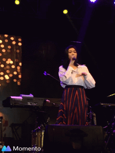 Isyana Sarasvati On Stage GIF - Isyana Sarasvati On Stage Singing GIFs