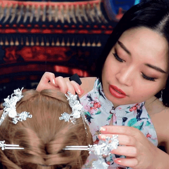 Parting Hair Tingting Asmr GIF - Parting Hair Tingting Asmr Royal Chinese Hairstyling GIFs