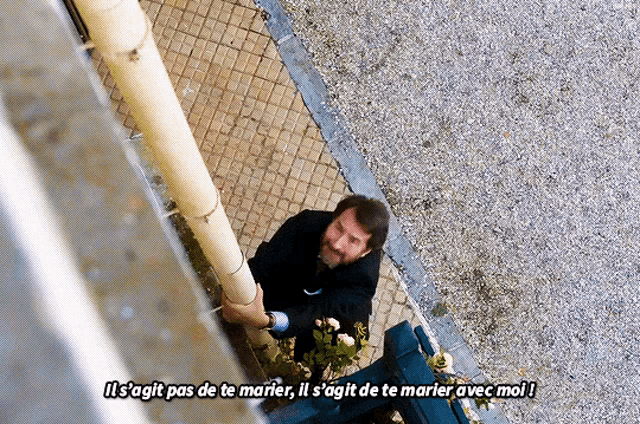 a man standing next to a drain pipe with the words il s'agit pas de te marier on the bottom
