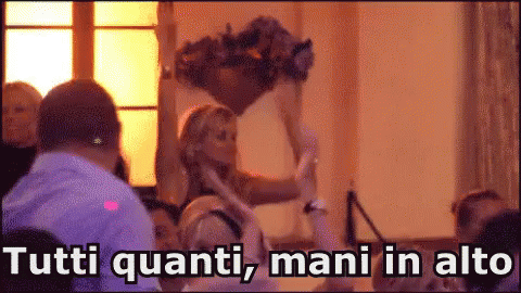 Mani In Alto Alzate Le Mani Discoteca Ballare Divertirsi GIF - Hands Up Put Your Hands Up Dancing GIFs