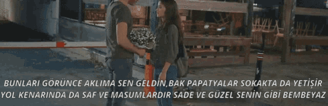 a woman is holding a bouquet of white flowers in her hands with a caption in a foreign language
