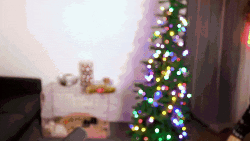 a blurry picture of a christmas tree with lights on it