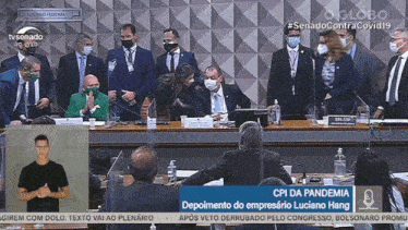 a group of people sitting around a table with the words cpi da pandemia