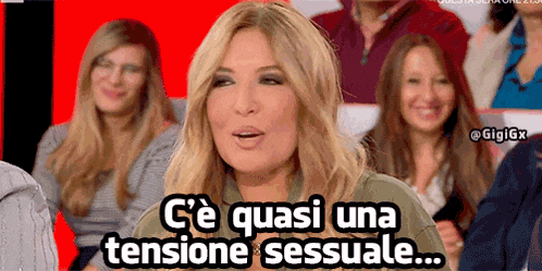 a woman is sitting in front of a crowd and says " c'e quasi una tensione sessuale "