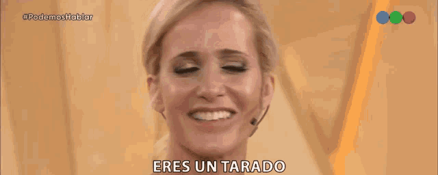 a woman is smiling and says " eres un tarado " in spanish