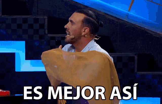 a man with a microphone on his head says " es mejor así "