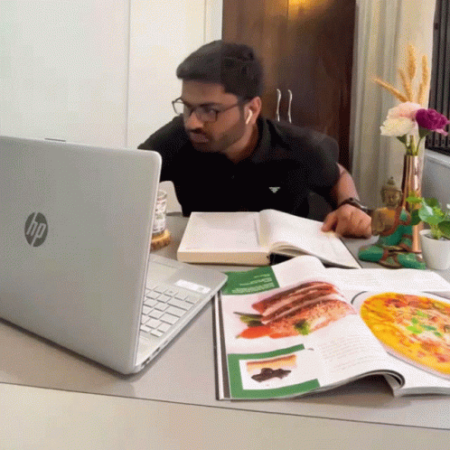 homem em sua casa com vários livros assistindo uma aula online, uma das tendências de educação para 2024