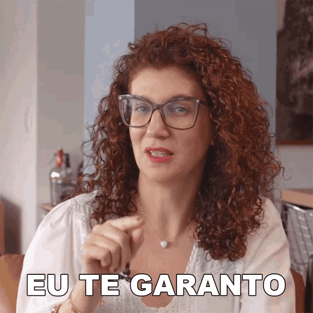 a woman wearing glasses says eu te garanto