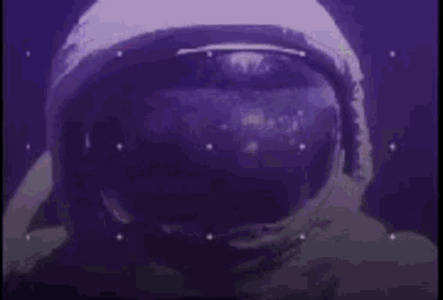 a man wearing a helmet with the words em limites above him