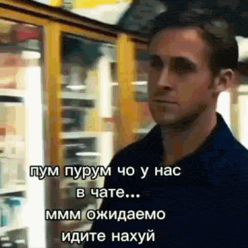 a man is standing in front of a refrigerator with a foreign language written on it