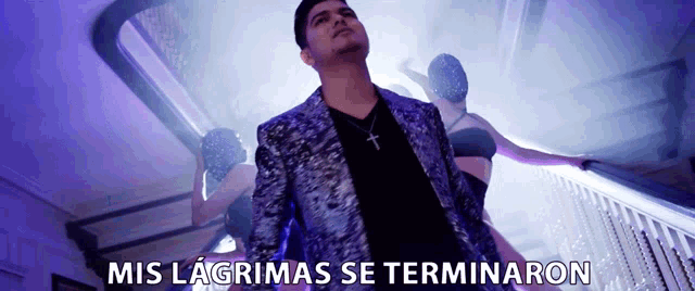 a man in a suit with the words mis lagrimas se terminaron behind him