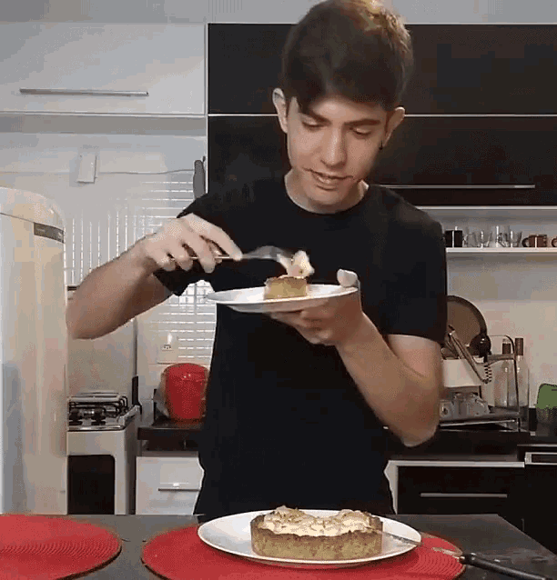 Torta De Limao Comendo GIF - Torta De Limao Comendo Provando Comida GIFs