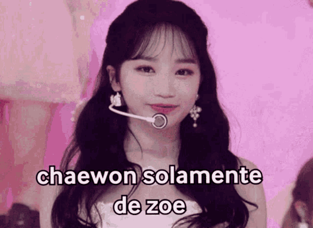 a woman wearing a headset with the words chaewon solamente de zoe below her