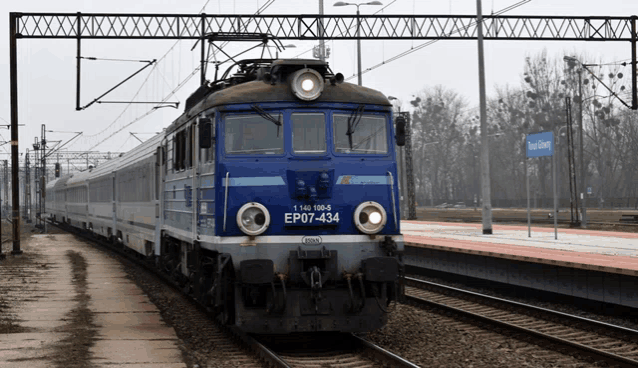 a blue train with the number ep07-434 on the front