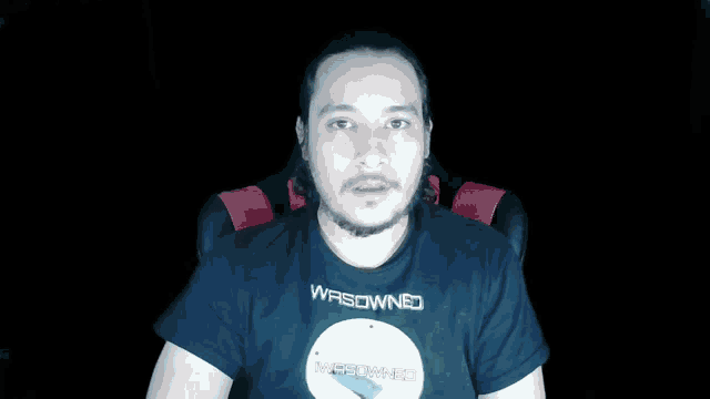 a man wearing a shirt that says warsowned