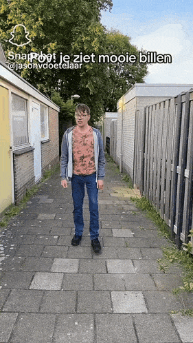 a man is walking down a sidewalk with the caption snapbot je ziet mooie billen on the bottom