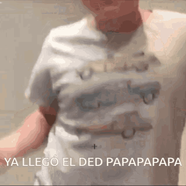 a man wearing a shirt that says ya llego el ded papapapapa